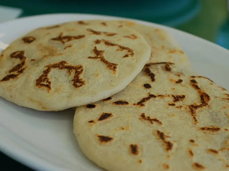 Two pupusas revueltas